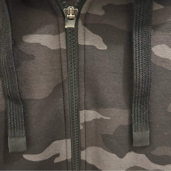 Athleta Triumph Printed Hoodie NWT Small Camouflage black gray sweatshirt - Picture 4 of 13